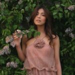Bé Hà Nguyen Instagram – Jako čerstvě natrhané růže protkané slunečním svitem – takhle voní @chloe Lumineuse 🌹🌞 

Spolupráce s #chloeparfums #iamchloe @notino_cz