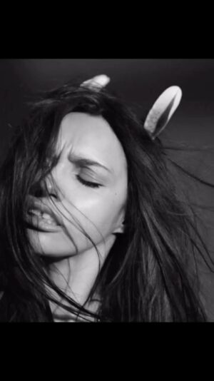 Béatrice Dalle Instagram - Joyeuses Pâques Le monde merci @karimsadli pour cette photo. Je t’embrasse tendrement mon ami @thisispattismith Merci pour cette magnifique chanson.