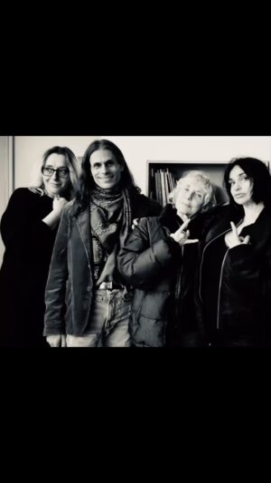 Béatrice Dalle Instagram - FAMILLE JE NOUS AIME LA DREAM TEAM @gigi_boumboum @aurelienbarreau @clairedenis6 @dalle.beatrice