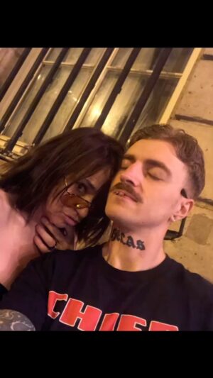 Béatrice Dalle Instagram - Nous ne sommes pas des contemporains nous n’avons jamais été chez nous alors…zut …je t aime @charmant.bourreau  @charmant_boudoir