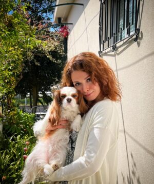 Beatriz Barosa Instagram - Quatro anos desta Cookie mais deliciosa! 🐶🍪
Parabéns, fofura! ❤️ Daqui a nada já aí estou para brincarmos muiiiiito! 🦴