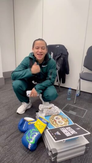 Beatriz Ferreira Instagram - OBRIGADA, BRASIL! 🇧🇷🥊

Bia Ferreira agradeceu toda a torcida aqui do Brasil! 

E não podemos esquecer desse detalhe lindo do vídeo, né? Ela mostrando o cinturão pra gente! 🥰

Confira!

#boxe #boxing #boxeprofissional 
#biaferreira