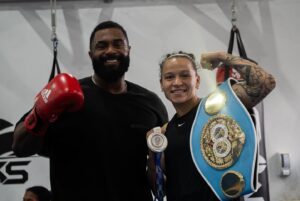 Beatriz Ferreira Instagram - Uma grata surpresa receber o @veigh referência da música trap e @exudoblues do rap no nosso CT, ver eles gostando do esporte, praticando o nosso boxe, isso é massa demais, ainda mais pra gente que treina escutando a música deles é demais! Vi que eles realmente acompanham o boxe, assistiram minha luta e torcem pela gente, foi surreal mesmo. 

Obrigada pela visita e da próxima nosso treino sai, ein! 🥊