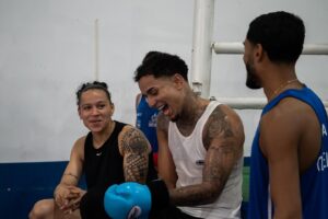 Beatriz Ferreira Instagram - Uma grata surpresa receber o @veigh referência da música trap e @exudoblues do rap no nosso CT, ver eles gostando do esporte, praticando o nosso boxe, isso é massa demais, ainda mais pra gente que treina escutando a música deles é demais! Vi que eles realmente acompanham o boxe, assistiram minha luta e torcem pela gente, foi surreal mesmo. 

Obrigada pela visita e da próxima nosso treino sai, ein! 🥊