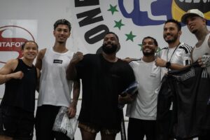 Beatriz Ferreira Instagram - Uma grata surpresa receber o @veigh referência da música trap e @exudoblues do rap no nosso CT, ver eles gostando do esporte, praticando o nosso boxe, isso é massa demais, ainda mais pra gente que treina escutando a música deles é demais! Vi que eles realmente acompanham o boxe, assistiram minha luta e torcem pela gente, foi surreal mesmo. 

Obrigada pela visita e da próxima nosso treino sai, ein! 🥊