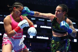 Beatriz Ferreira Instagram - Bia Ferreira irá disputar título mundial no boxe profissional 🥊

Uma das principais pugilistas do Brasil na atualidade, Bia Ferreira @beatrizferreira60kg está próxima de uma disputa de título mundial no boxe profissional. A baiana já é bicampeã do mundo no boxe olímpico e deve disputar o cinturão da categoria 135 lbs (61,235kg) da International Boxing Federation (IBF). A luta deve acontecer antes dos Jogos Olímpicos de Paris, entre abril e maio deste ano.

O cinturão do peso leve feminino da IBF ficou vago. Assim, Bia Ferreira tentou desafiar a inglesa Caroline Dubois, líder do ranking da categora, pelo título. Mas devido a outros compromissos, a atleta recusou a disputa, assim como sua compatriota Rhiannon Dixon. Dessa forma, o duelo de Bia “The Beast” Ferreira pelo cinturão deve ser contra a sérvia Jelena Janicijevic, que ainda tem que aceitar o desafio da brasileira. Caso ela recuse o convite, ele será repassado para a próxima atleta no ranking da IBF, que seria a argentina Yanina del Carmen Lescano.

Medalhista de prata nos Jogos Olímpicos de Tóquio, Bia Ferreira iniciou um novo desafio na carreira neste ciclo olímpico, seguindo uma carreira híbrida. Assim, a pugilista tem dividido o foco entre o boxe olímpico e o profissional. Desde então, Bia tem conseguido grandes resultados. Em 2023, conquistou o seu segundo título mundial e ainda foi campeã dos Jogos Pan-Americanos. Já no profissional, a “Fera” está com um cartel de quatro vitórias e nenhuma derrota, alcançando o terceiro lugar do ranking da IBF.

➡️ Leia a matéria completa em https://CBBoxe.org.br/bia-ferreira-disputa-cinturao

📸 @matchroomboxing 

#BeatrizFerreira #BoxeProfissional
