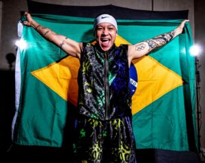 Beatriz Ferreira Instagram - Estou pronta para lutar pelo título mundial IBF, representando nossa nação e carregando a energia de cada torcedor. As cores do nosso país serão a minha força em cada ação, dentro do ringue. Está chegando o grande dia, vamos juntos!? 🇧🇷🥊❤️🙏🏻

▶️: Sábado, 27 de abril, em Liverpool

📸: @matchroomboxing

#TheBeast #BiaFerreira #BoxeProfissional #Boxing #Brasil