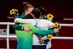 Beatriz Ferreira Instagram - Estou feliz em ser uma medalhista olímpica, de ter garantido a primeira final feminina do Brasil em Olimpíada e de ser a segunda mulher a conquistar uma medalha no evento para o boxe brasileiro.

A prata não era a que eu queria, ainda batalho na minha cabeça tudo isso, mas estou feliz de ter encerrado os Jogos Olímpicos, com um pódio. 

Sempre treinei, lutei, buscando dar mais força, buscando ter mais mulheres no esporte, e espero que essa conquista motive várias mulheres a entrarem no esporte, a se tornarem uma boxeadora.

Foi uma honra representar o meu país, a minha equipe, a minha família, amigos, fãs e todos aqueles que fazem parte da minha carreira profissional.

Obrigada a todos pelo carinho de sempre, nossas metas e objetivos não param por aqui, continuarei lutando bravamente até o fim. O trabalho continua! 🥊🇧🇷❤️