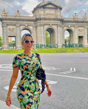 Beatriz Morayra Instagram - La vida está hecha de momentos y la riqueza se encuentra en esa colección de recuerdos 🙌🏻#madrid🇪🇸 mira 👀 ahí está ☝🏻 #LaPuertaDeAlcala 💃🏼🎼⚜️🇪🇸🤩 #BeatrizMorayra