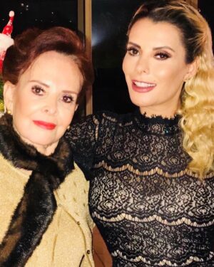 Beatriz Morayra Instagram - Yo nací con Estrella ⭐️ solo por el hecho de tener la fortuna de ser tú hija 🙌🏻🙏🏻🤩 Mamá nunca me alcanzara la vida para darte las GRACIAS 🙏🏻 Por todo y por tanto 🙌🏻 Y si, cada día me explota el corazón ♥️ de tanto amor y agradecimiento de tener la mejor Mamá del Mundo, Mundial 🤩 aunado de ser la más #Elegantishima. Es que simplemente no sería nada sin ti. Ser tú hija me engrandece y me honra. Tan solo pensar que soy una extension de ti me hacer ser la hija más afortunada de Mundo! Feliz Día De las Madres 👑 #happymothersday yo te honro todos los días de mi vida 😍 Te Amo con todo mi ser Rocha♥️ Mi héroe mi TODO! Gracias🙏🏻Dios, Gracias Vida 🙏🏻 Gracias universo 🙏🏻 #happymothersday #gracias #infinitas #loveyou Y Muchas Felicidades a todas las Mamás del Mundo que son las héroes que nos dieron la vida ♥️ #BeatrizMorayra