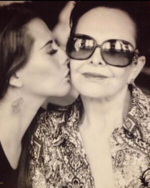 Beatriz Morayra Instagram - Yo nací con Estrella ⭐️ solo por el hecho de tener la fortuna de ser tú hija 🙌🏻🙏🏻🤩 Mamá nunca me alcanzara la vida para darte las GRACIAS 🙏🏻 Por todo y por tanto 🙌🏻 Y si, cada día me explota el corazón ♥️ de tanto amor y agradecimiento de tener la mejor Mamá del Mundo, Mundial 🤩 aunado de ser la más #Elegantishima. Es que simplemente no sería nada sin ti. Ser tú hija me engrandece y me honra. Tan solo pensar que soy una extension de ti me hacer ser la hija más afortunada de Mundo! Feliz Día De las Madres 👑 #happymothersday yo te honro todos los días de mi vida 😍 Te Amo con todo mi ser Rocha♥️ Mi héroe mi TODO! Gracias🙏🏻Dios, Gracias Vida 🙏🏻 Gracias universo 🙏🏻 #happymothersday #gracias #infinitas #loveyou Y Muchas Felicidades a todas las Mamás del Mundo que son las héroes que nos dieron la vida ♥️ #BeatrizMorayra