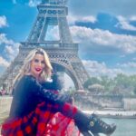 Beatriz Morayra Instagram - Brindo 🥂 por mi y agradezco cada momento de mi existencia 🙏🏻 Happy Birthday to me 🥳 💃🏼🎂 #Paris 🇫🇷 No puedo estar más Feliz 😀 de la persona que me he convertido con los años. Me amo más que nunca y agradezco cada momento de mi bella existencia porque ahora voy a mi ritmo 🎶 a mis tiempos, persiguiendo mi Felicidad 🙃 veo y valoro quien es realmente mis amig@s las personas que siempre tienen tiempo para mi, más allá de sus actividades y a los que solo es por conveniencia. Siempre dándole prioridad a mi Familia, y también mis tiempos a solas,dejando atrás las cosas que me pesan y no me corresponden, desde personas o situaciones que ya no van conmigo! Disfrutando como siempre mis Terapias de risas 😃 y valorando cada ser que me saca una sonrisa 🙃 ahora mis metas son diferentes,simplemente ser Feliz porque estoy viva y soy muy afortunada así que como cada año Gracias Dios, Gracias vida y Gracias al universo 🙏🏻🙌🏻♥️ infinitas Gracias a ti que eres parte de mi vida y a ti que hablas de mi sin conocerme, juzgarme y mientes sobre mi, te mando Bendiciones 😉 las necesitas/ y a mi me llegan a montones. Yo no soy mejor que nadie ni peor que nadie, Yo soy yo y Amo mi vida y Amo quien soy! Así que a seguir Festejando una nueva vuelta al sol ☀️ y a seguir brillando 🙌🏻 Los Amo Familia ♥️ 🎉🎂💅🏻🥳