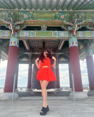 Becktoria Instagram - The Orange Series: My top 3 leg poses to make myself look taller. 🤭