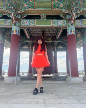Becktoria Instagram - The Orange Series: My top 3 leg poses to make myself look taller. 🤭