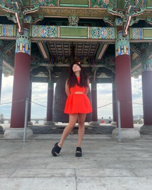 Becktoria Instagram - The Orange Series: My top 3 leg poses to make myself look taller. 🤭