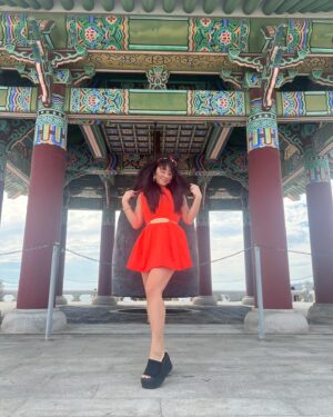 Becktoria Instagram - The Orange Series: My top 3 leg poses to make myself look taller. 🤭