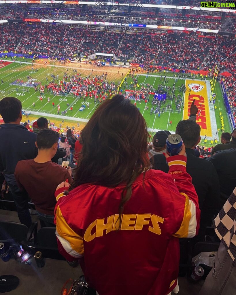 Becky James Instagram - super bowl weekend. wtf. 🥲🇺🇸 luckiest welsh lady in the whole land, thank you so much @nfluk for such a bucket list experience 🏈 gonna go spend my $0.45 wisely love ya xx