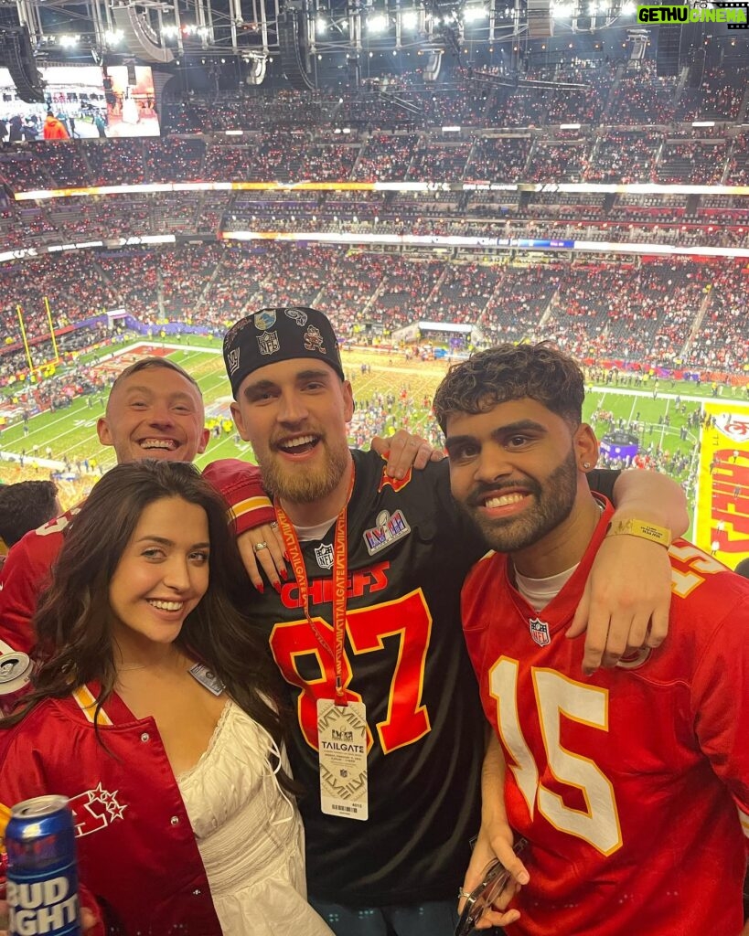 Becky James Instagram - super bowl weekend. wtf. 🥲🇺🇸 luckiest welsh lady in the whole land, thank you so much @nfluk for such a bucket list experience 🏈 gonna go spend my $0.45 wisely love ya xx