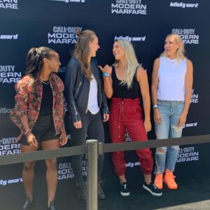Becky Sauerbrunn Instagram - Some of my favorite things coming together—my team and gaming! I had a blast today checking out @callofduty #modernwarfare with my teammates. Thanks for having us!

#callofdutypartner