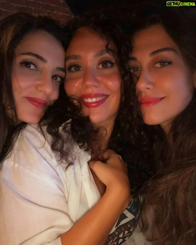 Begüm Çağla Taşkın Instagram - Shoutout to these two for goygoy forever🤪 5 Numara #roomies @semaozkan__ @edanurhanci 💕