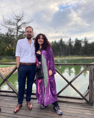 Begüm Çağla Taşkın Instagram - Siblingel düğüncülüq @badotaskin 
2. fotoda istikbalimizin konumunu belirtiyor, 3’te umutla bakıyoruz, en azından ben🐰
Ps: Bu arada Çağrı’yla Buse evlendi🧿🌺