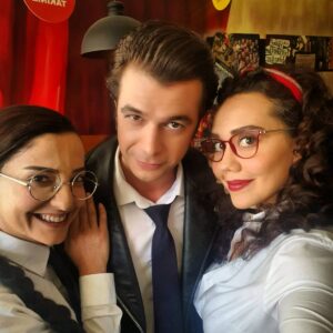 Begüm Çağla Taşkın Instagram - Bugün günlerden yeni sezonuyla @cokguzelhareketler2 🥳 Tüm ekip arkadaşlarıma, kamera arkasında emeği geçen tüm dostlara güzel bi sezon diliyorum💙 #mondaymemories diyerek bende yeri ayrı olan son "Ezik Müzikali" 'nden bi anıyla herkesi selamlıyorum🤗 Bol şans kenkiees!🍀🤜🏻🤛🏻