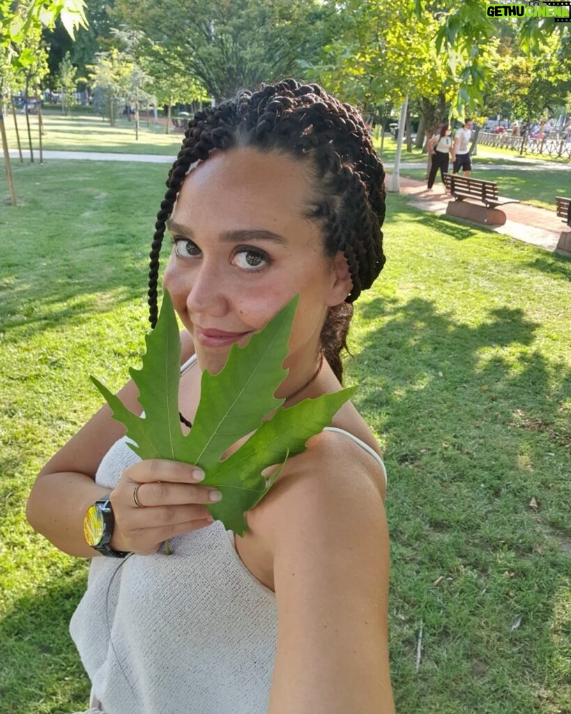 Begüm Çağla Taşkın Instagram - Yeşil buldun canını değil tadını çıkar 🍃 🍀🧡 Obviously #cevatkellewashere 🐰
