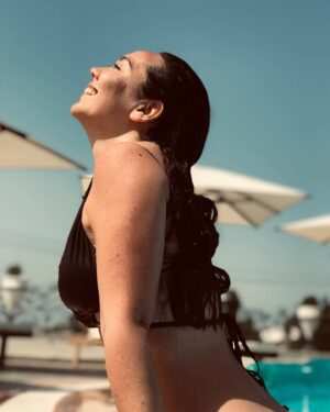 Begüm Çağla Taşkın Instagram - Gözler görmüyo çaktırma🌞 #cevatkellewashere 
📷@tlgamaktav