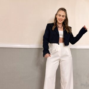 Begüm Öner Instagram - Gözlerini kapa dans et 💃💃

#styling 👉🏻 @magg.pr
#fashion