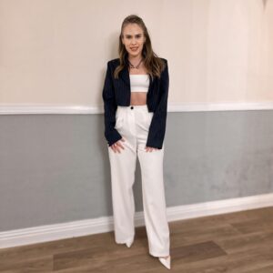 Begüm Öner Instagram - Gözlerini kapa dans et 💃💃

#styling 👉🏻 @magg.pr
#fashion
