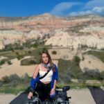 Begüm Öner Instagram - İnanılmaz keyifli bir organizasyondu 💃 #kapadokya #cappadocia @utopiacavecappadocia @boyner #discoveryexpedition #sadeceboynerde @yumostr #yumoşjetfreshilekırışıklıklaraelveda @kocabagwines @millocalrestaurant @kocabagwines @skecherstr #rahatol @gaiacappadocia @prokopirestaurant @bemanmagazine #bemanweekend @aprilyayincilik #yarınveyarınveyarın #reklam