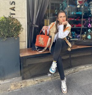 Begüm Öner Instagram - Ayakkabılarım mı daha renkli yoksa ben mi? 😜 
Kaydır gelsin 👉🏻🌈
#reklam