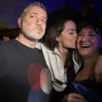 Belçim Bilgin Instagram - Karanlığın, aydınlığın; Garipliğin, ekstrem güzelliklerin aynı anda yaşandığı bu dönemde sizlerle birlikte insan olma deneyimini paylaştığım için çok şanslı hissediyorum! Ve bu güzelliklerle dolu karmaşada, elimizden gelenin en iyisini yapmaya çalıştığımız için kutlamak istiyorum kendimle birlikte hepinizi!! Var mısınız; içinizden en çok olmasını istediğiniz dileğinizi geçirerek 3 diyince fırlatalım şapkalarımızı!😉 Iyi ki doğum, iyi ki; gerçek ve sanal alemde kesişti yollarımız. Yanımda olan ve günümü eşsizleştiren kız kardeşlerime, aileme; sahnede unutulmaz anlar yaşatan cömert ve aşırı yetenekli dostlarıma başta @kenandogulu olmak üzere; zerafeti ile bize ev sahipliği yapan @yidil ve @cal.istanbul ‘a; sevgi dolu, sıcacık mesajlarıyla yanımda olan hepinize çok teşekkür ederim! iyi ki varsınız. ❤️