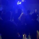 Belçim Bilgin Instagram - Karanlığın, aydınlığın; Garipliğin, ekstrem güzelliklerin aynı anda yaşandığı bu dönemde sizlerle birlikte insan olma deneyimini paylaştığım için çok şanslı hissediyorum! Ve bu güzelliklerle dolu karmaşada, elimizden gelenin en iyisini yapmaya çalıştığımız için kutlamak istiyorum kendimle birlikte hepinizi!! Var mısınız; içinizden en çok olmasını istediğiniz dileğinizi geçirerek 3 diyince fırlatalım şapkalarımızı!😉 Iyi ki doğum, iyi ki; gerçek ve sanal alemde kesişti yollarımız. Yanımda olan ve günümü eşsizleştiren kız kardeşlerime, aileme; sahnede unutulmaz anlar yaşatan cömert ve aşırı yetenekli dostlarıma başta @kenandogulu olmak üzere; zerafeti ile bize ev sahipliği yapan @yidil ve @cal.istanbul ‘a; sevgi dolu, sıcacık mesajlarıyla yanımda olan hepinize çok teşekkür ederim! iyi ki varsınız. ❤️