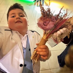 Belemir Temizsoy Instagram - .
Gelin çiçeğini zorla kapıp halasına getirmiş. 🥹
Daha kral bir haraket görmedim. 🥲
Çiçekle beş yıllık hayatının ilk selfiesini yapmış, ben baktıkça gülüyorum. 😅