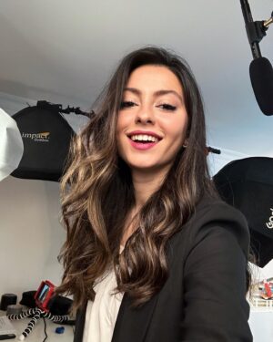 Belemir Temizsoy Instagram - 2022’nin son çekim günü 🎬
Dersine çalışmış Beloyla başlayıp seti bitiren Beloya doğru sağa kaydırrr 🤳