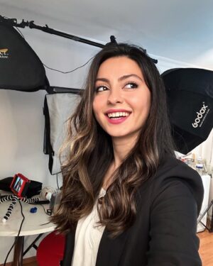 Belemir Temizsoy Instagram - 2022’nin son çekim günü 🎬
Dersine çalışmış Beloyla başlayıp seti bitiren Beloya doğru sağa kaydırrr 🤳