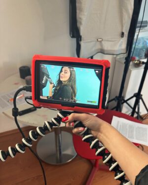 Belemir Temizsoy Instagram - 2022’nin son çekim günü 🎬
Dersine çalışmış Beloyla başlayıp seti bitiren Beloya doğru sağa kaydırrr 🤳