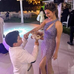 Belemir Temizsoy Instagram - .
Gelin çiçeğini zorla kapıp halasına getirmiş. 🥹
Daha kral bir haraket görmedim. 🥲
Çiçekle beş yıllık hayatının ilk selfiesini yapmış, ben baktıkça gülüyorum. 😅