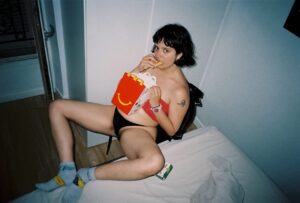 Belén Barenys Instagram - como decimos en la mejor obra del mundo “tus mierdas d fotos analógicas q tu te piensas q son buenas pero eh: no son buenas, solo están borrosas”