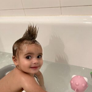 Belén Barenys Instagram - Hace un año que bimba salió al mundo. Hace un año estaba yo empujando fuerte, motivadísima cada vez que me felicitaban por lo bien que lo hacía, y pensando: “madre mía, esto de parir se me da FENOMENAL lol”
Tenía muchas ganas de que saliera de mí después de un embarazo horrible, y tras un parto de 30 horas salió x mi c0ñ0 una bebé guapisima que aún no tenía nombre.

Es absolutamente impossible hablar de esta experiencia sin decir lo que ya todo el mundo ha dicho, y sin caer en el tópico (pero cierto) discurso de que ser madre es ambivalente: una pesadilla y una bendición al mismo tiempo. Sí, confirmamos: a parte de darme a la persona que más amo, ser madre ha sido muy duro y me ha transformado en una belén irreconocible. 
Es como si hace un año yo hubiera parido una parte de mí que no sé si alguna vez habría conocido sin esta experiencia, una parte que a veces odio y de la que aún recelo, pero con la que estoy condenada a llevarme bien.

Pero lo más importante de esta experiencia sádica y confusa es que ha nacido un ser humano muy heavy. Bimba es una persona que, si no tenéis el placer de conocerla, es la mejor persona del mundo, sin matices, so sorry. Es divertidísima, y soy muy afortunada de vivir tan de cerca sus emociones fuertes, sus rarezas, lo q le hace risa, lo q la asusta. Me gusta aprender con ella el juego y el amor como modos de vida constantes.

Yo me voy a ir recolocando como pueda a partir de aquí, tocada pero no hundida. Me siento como un barquito chiquitito pero por suerte somos tres: charlie (el mejor novio y padre de este planeta), bimba y yo, la flota del amor surcando to’ los oceanos del mundo <3 

Parí hace un año pero aún me siento como me sentía entonces en el paritorio: desnuda, vulnerable, feliz, orgullosa, enamorada, agotada, sola, fuerte y nueva, muy nueva.