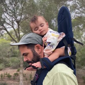 Belén Barenys Instagram - Hace un año que bimba salió al mundo. Hace un año estaba yo empujando fuerte, motivadísima cada vez que me felicitaban por lo bien que lo hacía, y pensando: “madre mía, esto de parir se me da FENOMENAL lol”
Tenía muchas ganas de que saliera de mí después de un embarazo horrible, y tras un parto de 30 horas salió x mi c0ñ0 una bebé guapisima que aún no tenía nombre.

Es absolutamente impossible hablar de esta experiencia sin decir lo que ya todo el mundo ha dicho, y sin caer en el tópico (pero cierto) discurso de que ser madre es ambivalente: una pesadilla y una bendición al mismo tiempo. Sí, confirmamos: a parte de darme a la persona que más amo, ser madre ha sido muy duro y me ha transformado en una belén irreconocible. 
Es como si hace un año yo hubiera parido una parte de mí que no sé si alguna vez habría conocido sin esta experiencia, una parte que a veces odio y de la que aún recelo, pero con la que estoy condenada a llevarme bien.

Pero lo más importante de esta experiencia sádica y confusa es que ha nacido un ser humano muy heavy. Bimba es una persona que, si no tenéis el placer de conocerla, es la mejor persona del mundo, sin matices, so sorry. Es divertidísima, y soy muy afortunada de vivir tan de cerca sus emociones fuertes, sus rarezas, lo q le hace risa, lo q la asusta. Me gusta aprender con ella el juego y el amor como modos de vida constantes.

Yo me voy a ir recolocando como pueda a partir de aquí, tocada pero no hundida. Me siento como un barquito chiquitito pero por suerte somos tres: charlie (el mejor novio y padre de este planeta), bimba y yo, la flota del amor surcando to’ los oceanos del mundo <3 

Parí hace un año pero aún me siento como me sentía entonces en el paritorio: desnuda, vulnerable, feliz, orgullosa, enamorada, agotada, sola, fuerte y nueva, muy nueva.