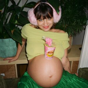Belén Barenys Instagram - Hace un año que bimba salió al mundo. Hace un año estaba yo empujando fuerte, motivadísima cada vez que me felicitaban por lo bien que lo hacía, y pensando: “madre mía, esto de parir se me da FENOMENAL lol”
Tenía muchas ganas de que saliera de mí después de un embarazo horrible, y tras un parto de 30 horas salió x mi c0ñ0 una bebé guapisima que aún no tenía nombre.

Es absolutamente impossible hablar de esta experiencia sin decir lo que ya todo el mundo ha dicho, y sin caer en el tópico (pero cierto) discurso de que ser madre es ambivalente: una pesadilla y una bendición al mismo tiempo. Sí, confirmamos: a parte de darme a la persona que más amo, ser madre ha sido muy duro y me ha transformado en una belén irreconocible. 
Es como si hace un año yo hubiera parido una parte de mí que no sé si alguna vez habría conocido sin esta experiencia, una parte que a veces odio y de la que aún recelo, pero con la que estoy condenada a llevarme bien.

Pero lo más importante de esta experiencia sádica y confusa es que ha nacido un ser humano muy heavy. Bimba es una persona que, si no tenéis el placer de conocerla, es la mejor persona del mundo, sin matices, so sorry. Es divertidísima, y soy muy afortunada de vivir tan de cerca sus emociones fuertes, sus rarezas, lo q le hace risa, lo q la asusta. Me gusta aprender con ella el juego y el amor como modos de vida constantes.

Yo me voy a ir recolocando como pueda a partir de aquí, tocada pero no hundida. Me siento como un barquito chiquitito pero por suerte somos tres: charlie (el mejor novio y padre de este planeta), bimba y yo, la flota del amor surcando to’ los oceanos del mundo <3 

Parí hace un año pero aún me siento como me sentía entonces en el paritorio: desnuda, vulnerable, feliz, orgullosa, enamorada, agotada, sola, fuerte y nueva, muy nueva.