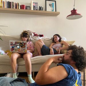 Belén Barenys Instagram - dos chicas y uno loco (aka @m.a.blanca ) hicieron una serie y ahora hemos ganao un premio en un festival q se ve q es muy importante q es @seriesmania y nada, fotos del proceso cuando no teníamos niidea d lo q seria esto, porque no teniamos niidea pero fue muy bonito y hay q reconocerlo ❤️ (y recordatorio q esta serie la hemos hecho con dos euritos y toda nuestra alma y ha llegao muy lejos lol)