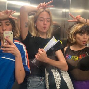 Belén Barenys Instagram - dos chicas y uno loco (aka @m.a.blanca ) hicieron una serie y ahora hemos ganao un premio en un festival q se ve q es muy importante q es @seriesmania y nada, fotos del proceso cuando no teníamos niidea d lo q seria esto, porque no teniamos niidea pero fue muy bonito y hay q reconocerlo ❤️ (y recordatorio q esta serie la hemos hecho con dos euritos y toda nuestra alma y ha llegao muy lejos lol)