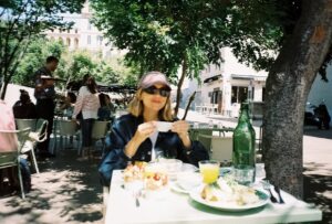 Belén Barenys Instagram - como decimos en la mejor obra del mundo “tus mierdas d fotos analógicas q tu te piensas q son buenas pero eh: no son buenas, solo están borrosas”
