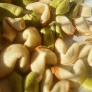 Belén Chavanne Instagram - hicimos galletitas de la fortuna vegan caseras para año nuevo 🥠🥠🥠🥠🥠🥠🥠🥠 muchos buenos augurios 🎐🎐🎐🎐🎐🎐🎐🎐🎐 y mucha magia 
(Las verdes son de matcha 🥺)