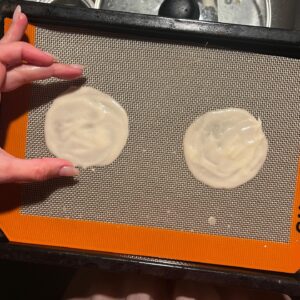 Belén Chavanne Instagram - hicimos galletitas de la fortuna vegan caseras para año nuevo 🥠🥠🥠🥠🥠🥠🥠🥠 muchos buenos augurios 🎐🎐🎐🎐🎐🎐🎐🎐🎐 y mucha magia 
(Las verdes son de matcha 🥺)