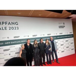 Bella Dayne Instagram - Thank you so much for having us ❤️🙏🏻 @berlinale @filmedienrw …cast and our director ❤️ Thank you so very much @estherperbandt for this incredible beautifully crafted outfit that you created 🖤🖤🖤 🙏🏻 #berlinale2023 #nrwempfang #berlinfilmfestival #oskarroehler