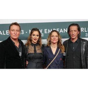 Bella Dayne Instagram - Thank you so much for having us ❤️🙏🏻 @berlinale @filmedienrw …cast and our director ❤️ Thank you so very much @estherperbandt for this incredible beautifully crafted outfit that you created 🖤🖤🖤 🙏🏻 #berlinale2023 #nrwempfang #berlinfilmfestival #oskarroehler